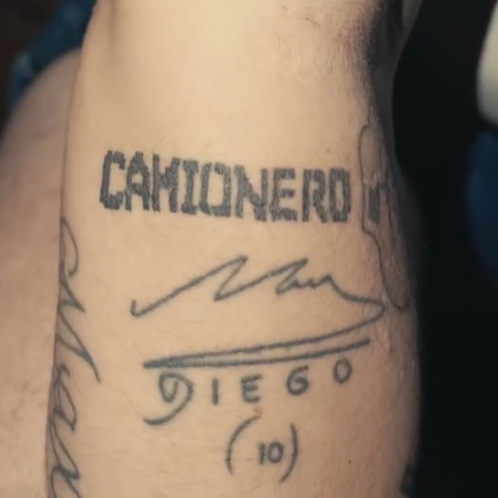 Letras como capturadas en la remera en un tatuaje